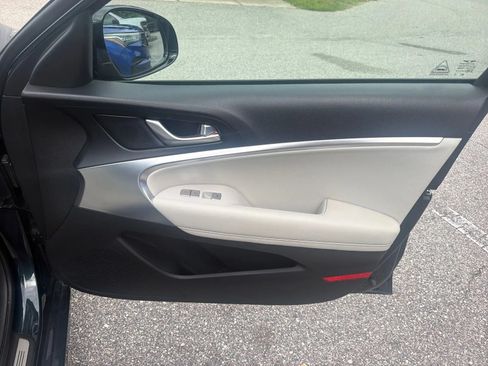 Used 2025 Genesis G70 2.5T RWD image 25