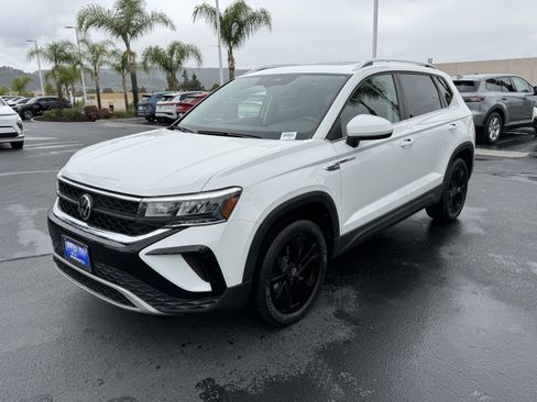 Certified 2022 Volkswagen Taos SE image 5