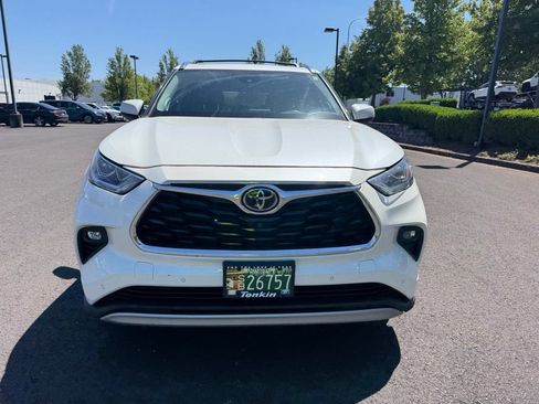 Used 2021 Toyota Highlander Platinum AWD/4WD image 2
