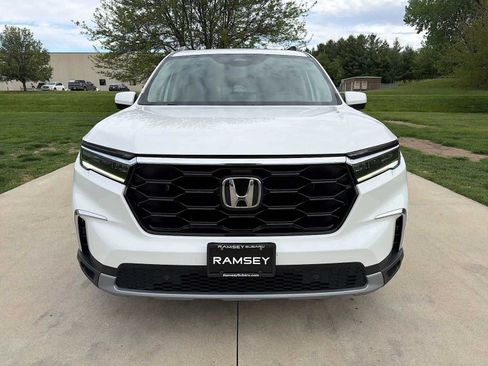 Used 2023 Honda Pilot Touring image 9