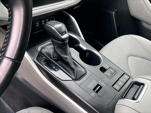 Used 2022 Toyota Highlander LE image 16