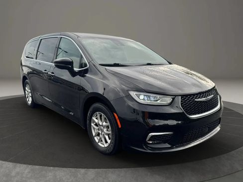 Used 2024 Chrysler Pacifica Touring-L FWD image 8