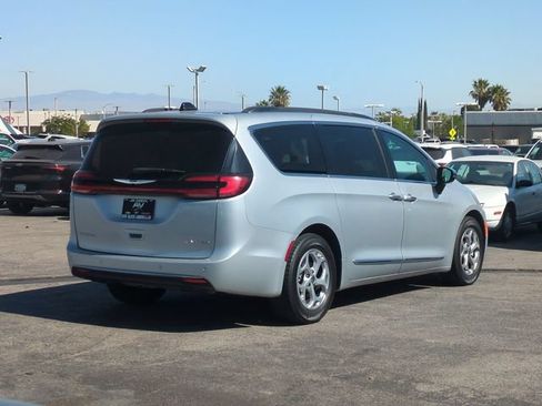 Used 2023 Chrysler Pacifica Limited FWD image 8