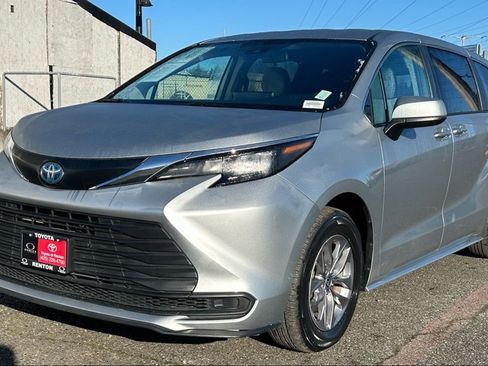 Certified 2024 Toyota Sienna LE image 1