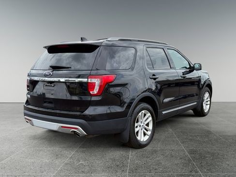 Used 2017 Ford Explorer XLT FWD image 6