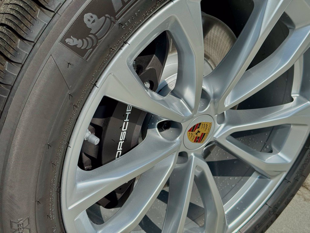 Certified 2025 Porsche Macan AWD/4WD image 18