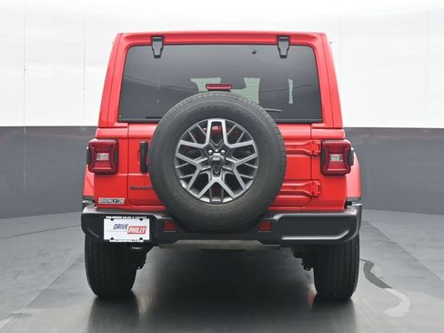 Used 2025 Jeep Wrangler Unlimited Sahara AWD/4WD image 5