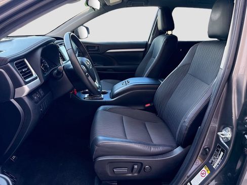 Used 2019 Toyota Highlander Plus FWD image 18