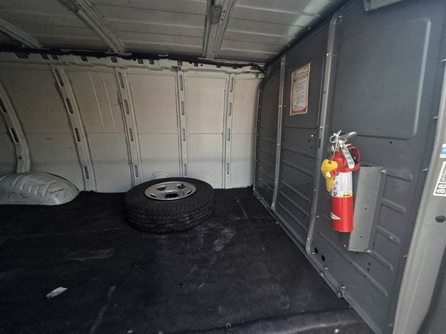 Used 2015 Chevrolet Express 3500 Extended RWD image 9