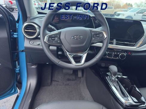 Used 2025 Chevrolet Trax ACTIV w/ Sunroof Package image 18