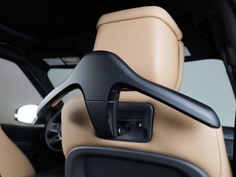 New 2026 Land Rover Discovery Limited Edition image 11