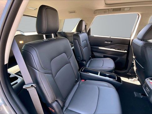 New 2026 Nissan Pathfinder SL FWD image 10