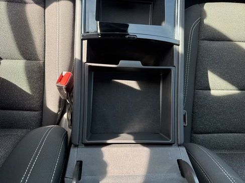 Used 2025 Chevrolet Traverse LT image 34