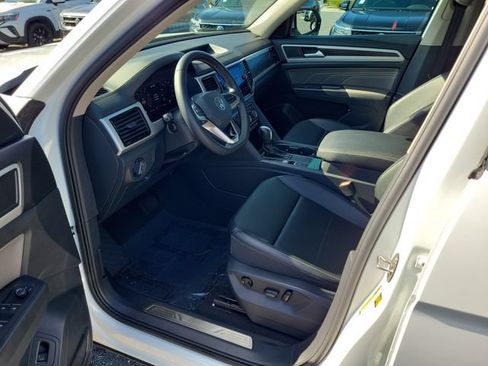 Certified 2023 Volkswagen Atlas SE w/ Black Wheel Package FWD image 18