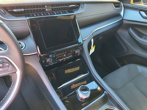 New 2025 Jeep Grand Cherokee Altitude image 22