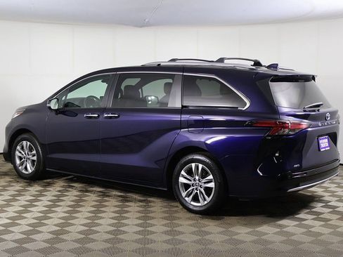 Used 2022 Toyota Sienna Limited image 11