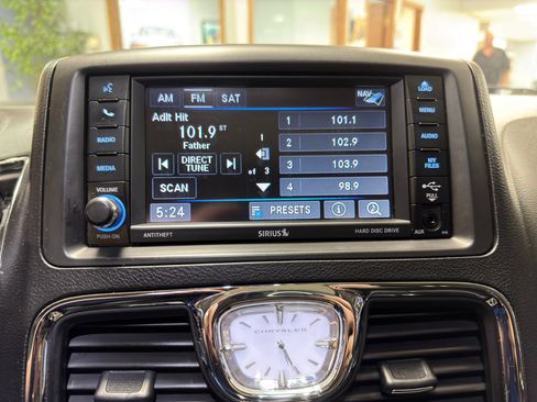 Used 2016 Chrysler Town & Country Touring-L image 45