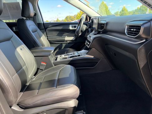 Used 2024 Ford Explorer XLT w/ Equipment Group 202A AWD/4WD image 11