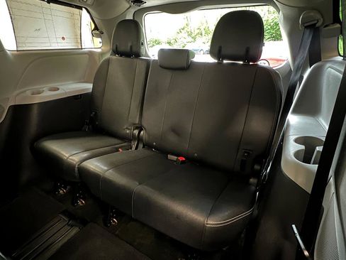 Used 2016 Toyota Sienna SE Premium image 10