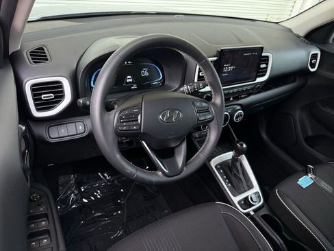 Used 2024 Hyundai Venue Limited FWD image 3
