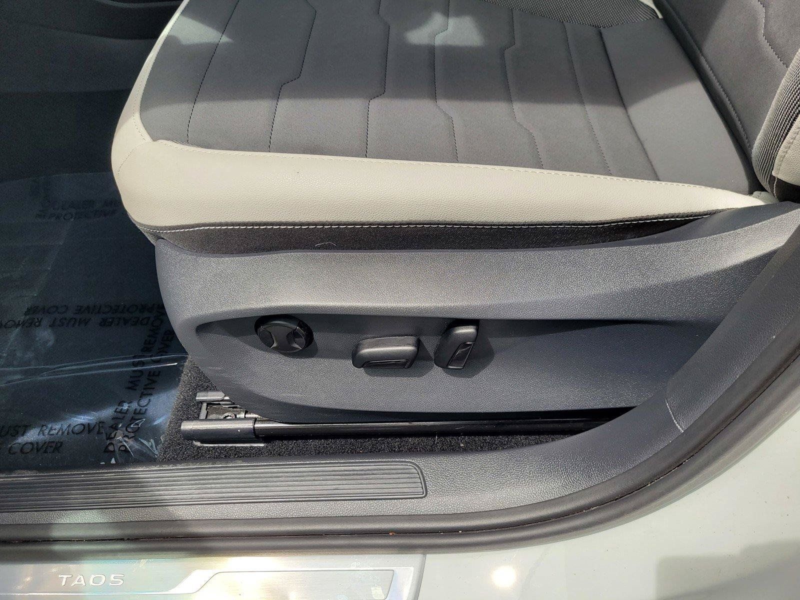 Certified 2025 Volkswagen Taos SE FWD image 20