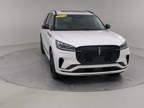 Used 2025 Lincoln Aviator Reserve w/ Equipment Group 201A AWD/4WD image 12