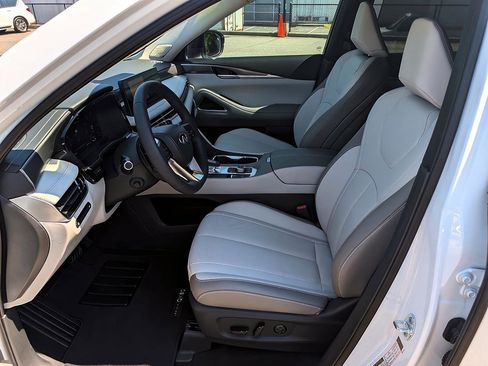 Certified 2026 INFINITI QX60 Luxe w/ Family Package AWD/4WD image 8