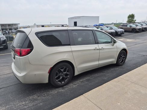 Used 2019 Chrysler Pacifica Touring Plus w/ Advanced Safetytec Group FWD image 2