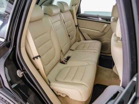 Used 2017 Volkswagen Touareg Executive AWD/4WD image 35