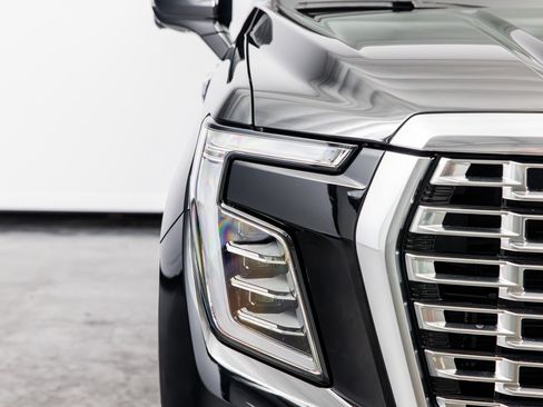 Used 2025 GMC Yukon Denali AWD/4WD image 3