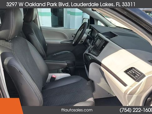Used 2014 Toyota Sienna SE FWD image 36
