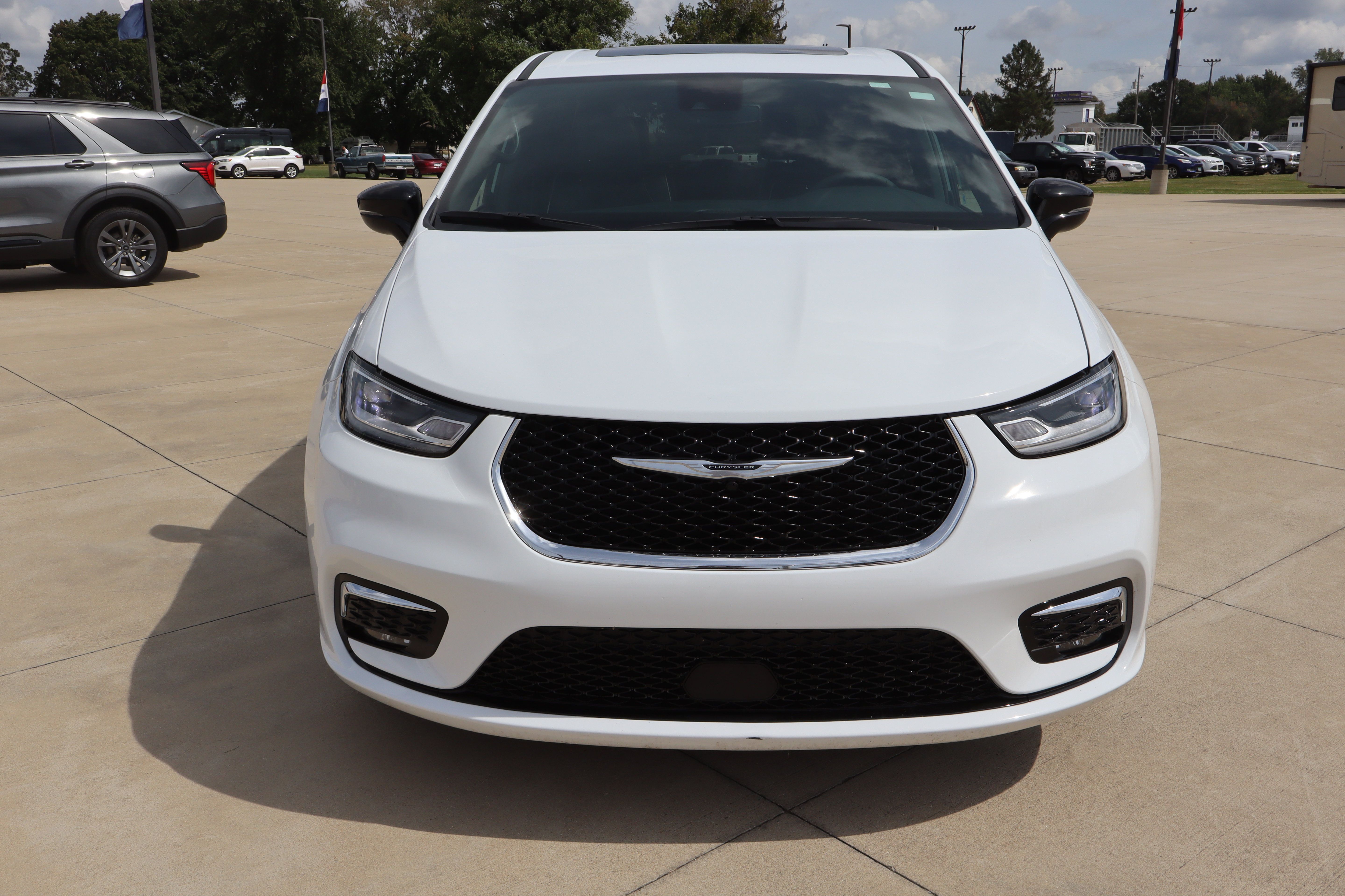 Used 2026 Chrysler Pacifica Limited FWD image 2