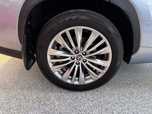 Certified 2024 Toyota Highlander Platinum AWD/4WD image 14