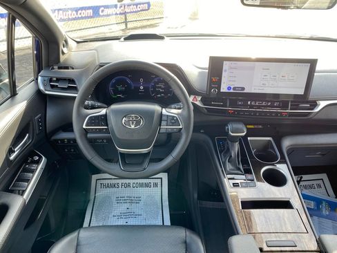 Used 2025 Toyota Sienna Platinum image 26