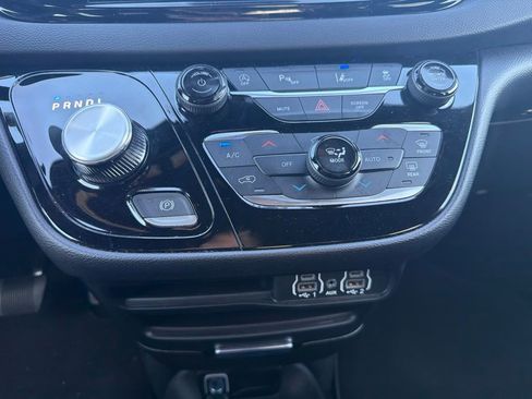 Used 2025 Chrysler Pacifica Select FWD image 21