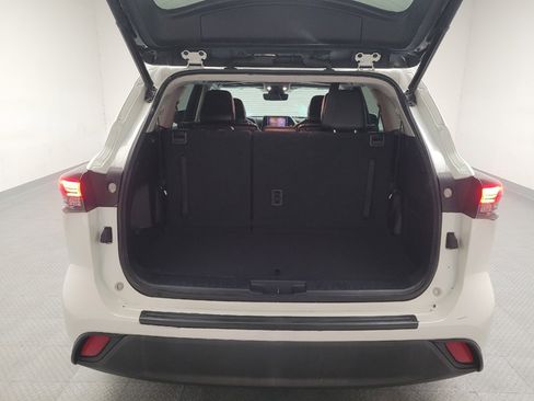 Used 2020 Toyota Highlander XLE FWD image 29