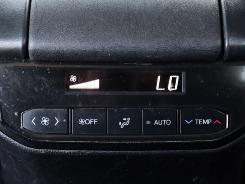 Used 2022 Toyota Highlander LE image 33