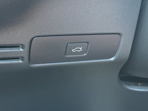 Certified 2023 Volvo XC40 B4 Ultimate FWD image 33