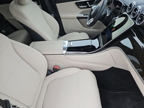 Used 2025 Mercedes-Benz GLC 300 4MATIC image 11