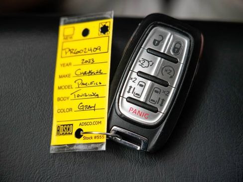 Used 2023 Chrysler Pacifica Touring-L FWD image 35