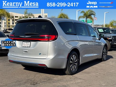 Used 2024 Chrysler Pacifica Select image 14