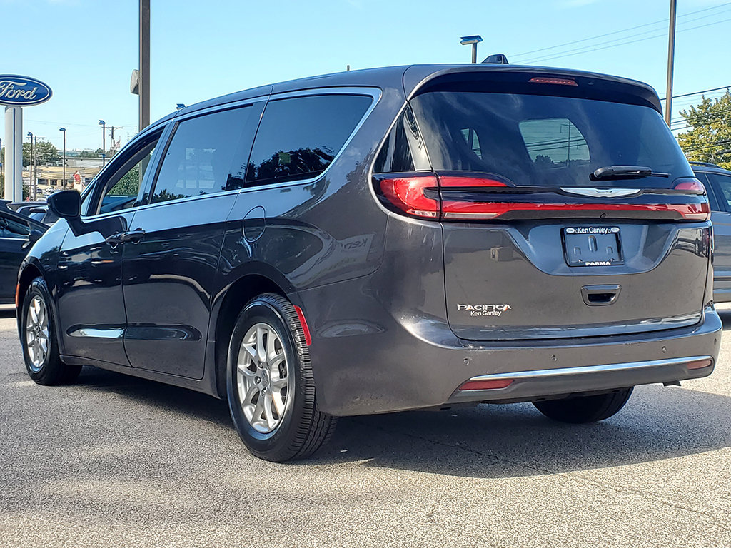 Used 2023 Chrysler Pacifica Touring-L FWD image 8