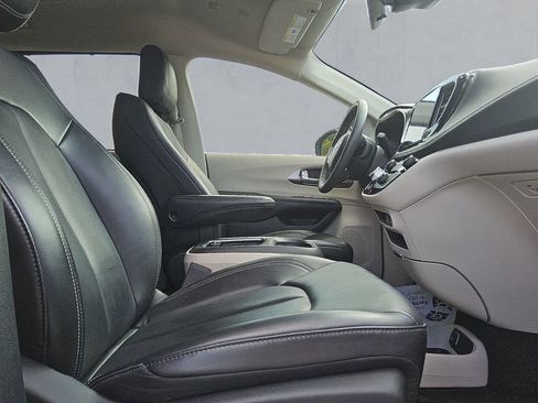 Used 2023 Chrysler Pacifica Touring-L image 15