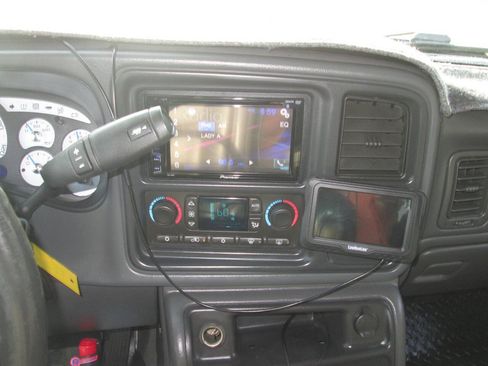 Used 2005 Chevrolet Silverado 2500 LT w/ Heavy-Duty Power Package AWD/4WD image 19