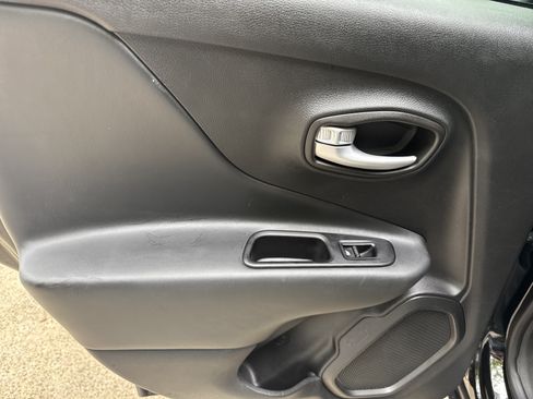 Used 2023 Jeep Renegade Trailhawk AWD/4WD image 22