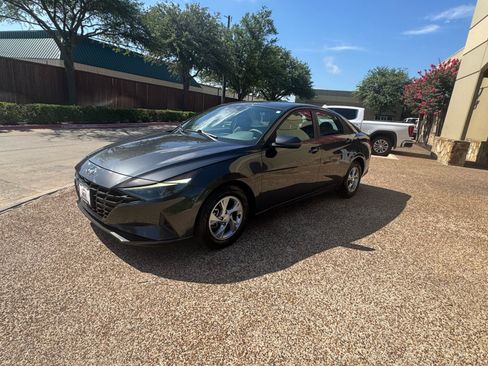 Used 2021 Hyundai Elantra SE FWD image 12