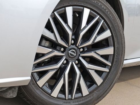 Used 2024 Nissan Altima 2.5 SV FWD image 11