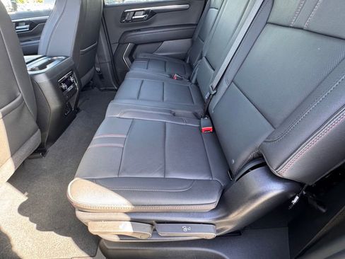 Used 2025 Chevrolet Suburban RST image 30