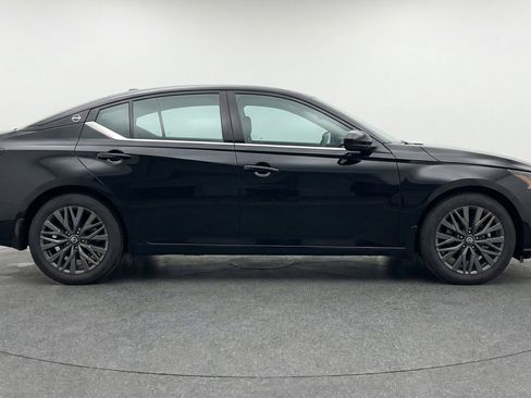 Used 2025 Nissan Altima 2.5 SV FWD image 11