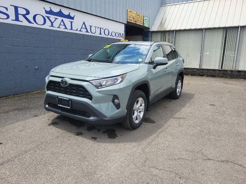 Used 2021 Toyota RAV4 XLE AWD/4WD image 2